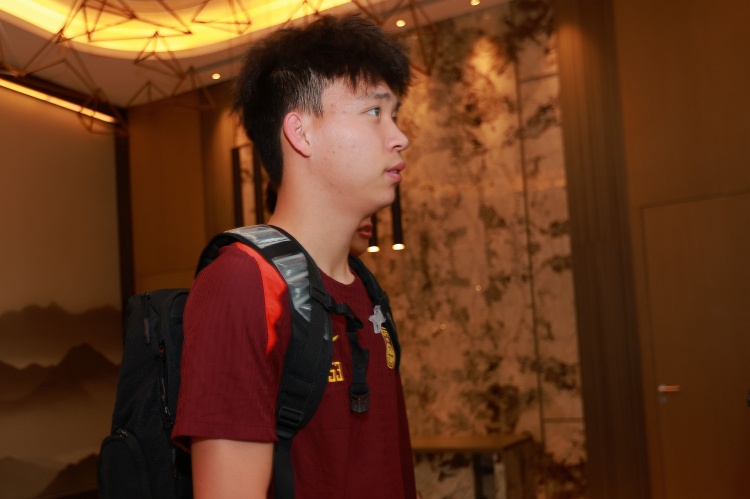 和剛才我直播時(shí)候分析的一樣印尼主攻右路，王鈺棟狀態(tài)不錯(cuò)有機(jī)會(huì)