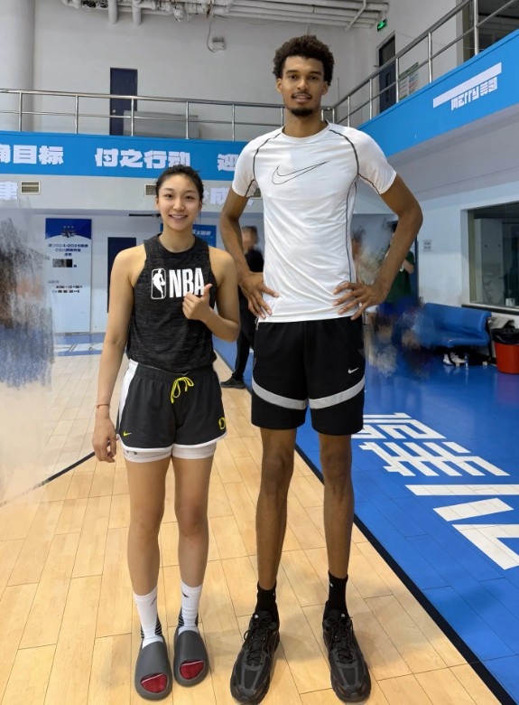 ??當(dāng)時(shí)的秀發(fā)依然濃密！北京女籃球員齊鈺曬與文班亞馬的合照