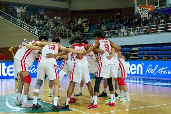 末節(jié)37分一波流??張博源15分 中國(guó)U19男籃大勝美國(guó)紐約復(fù)興者