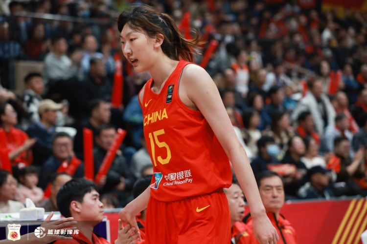 絕對的高度優(yōu)勢！中國女籃籃板44-20領先日本女籃 前場板16-5