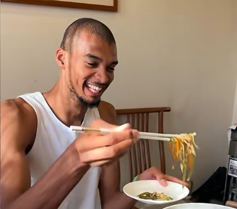 文班品嘗水席 喝茶啟封滿臉帶笑??刺記：他很享受在中國的時光