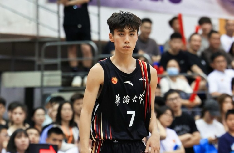 關(guān)鍵時刻很穩(wěn)！葉潤峰12中4拿到11分7板2助4斷