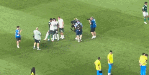 即將登陸斯坦福橋！賽后帕爾默、德拉普等人與埃斯特旺聊天安慰