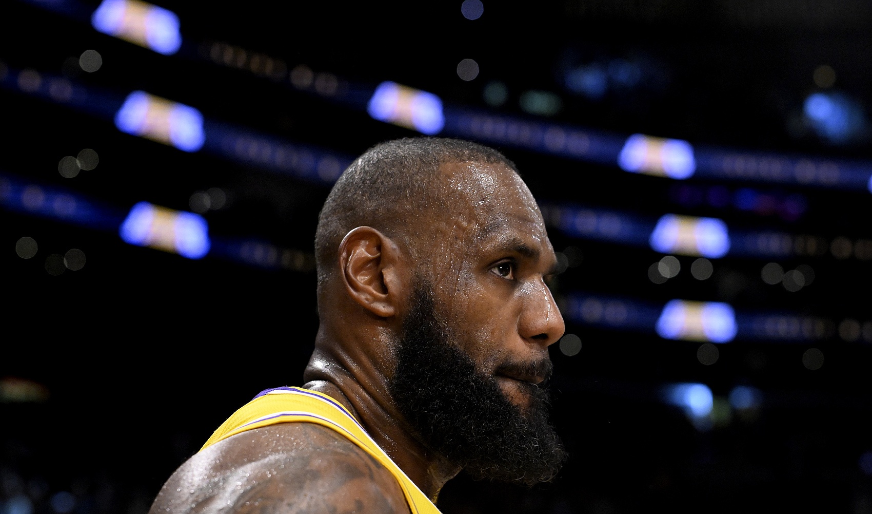 ESPN：有幾支隊(duì)伍在“皺著眉頭”試圖去了解詹姆斯是否會(huì)被交易
