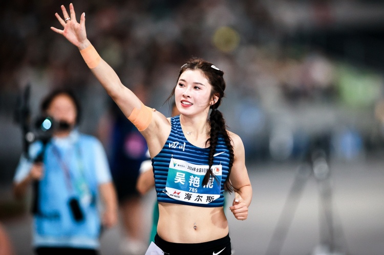 吳艷妮：我雖然是田徑選手 但一直超愛女籃 讓冠軍獎杯留在中國