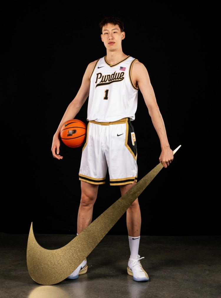 要被瘋搶了！媒體人：晚上快12點 普渡大學(xué)教練組依然在等郇斯楠