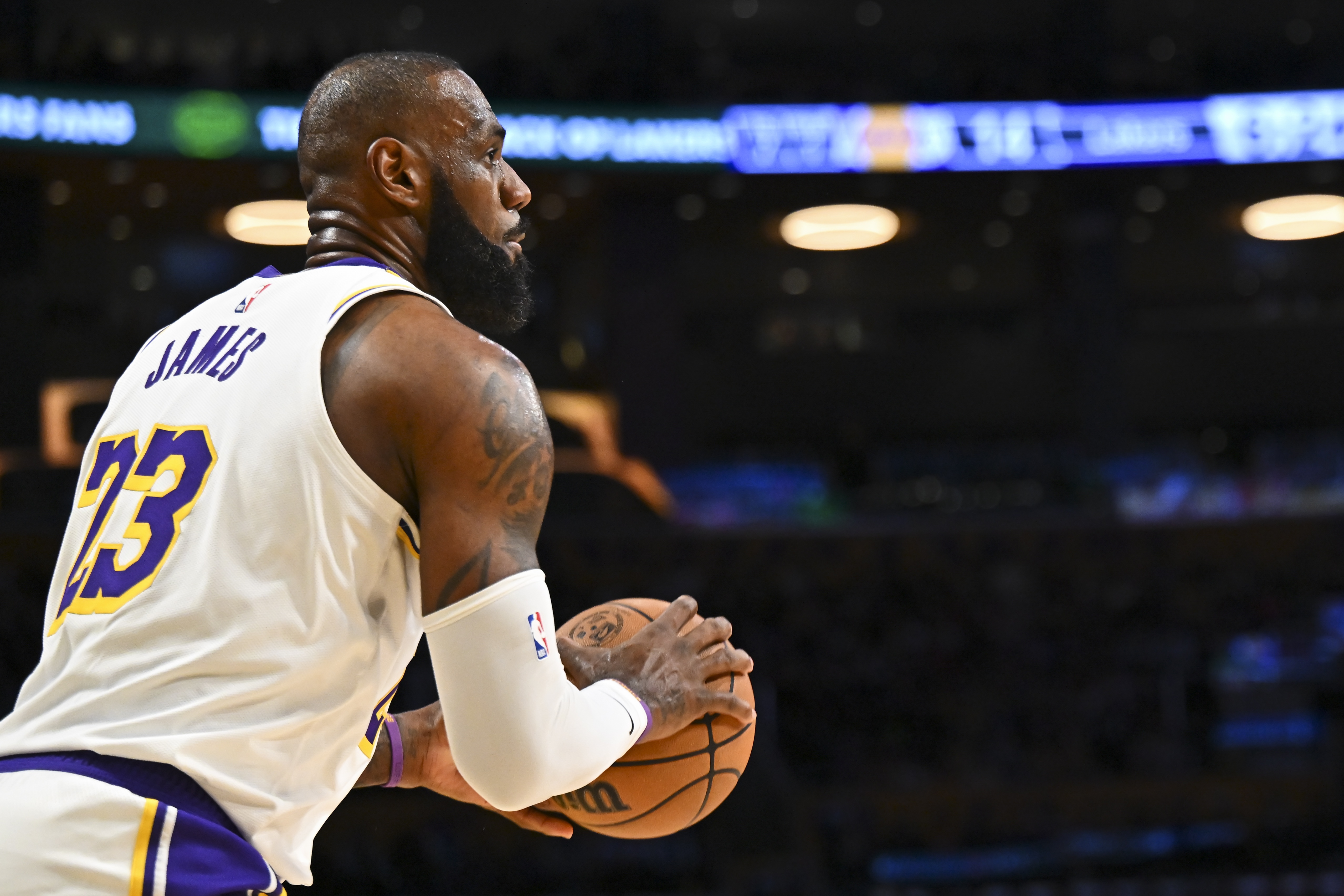 詹姆斯沒標志性動作？查爾莫斯：他標志性動作是三分線外突施冷箭