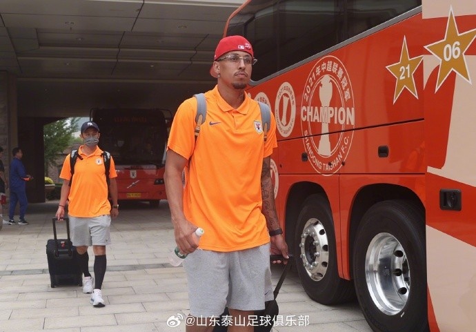 泰山啟程前往青島備戰(zhàn)與海牛的比賽，克雷?；貧w隨隊(duì)出征