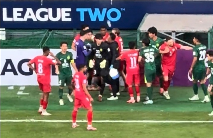 不理智，國安球迷砸水瓶爆頭河內(nèi)球員，對方怒踢廣告牌