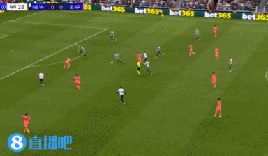 拉什福德禁區(qū)內(nèi)得球，一腳抽射打在沙爾頭上彈出